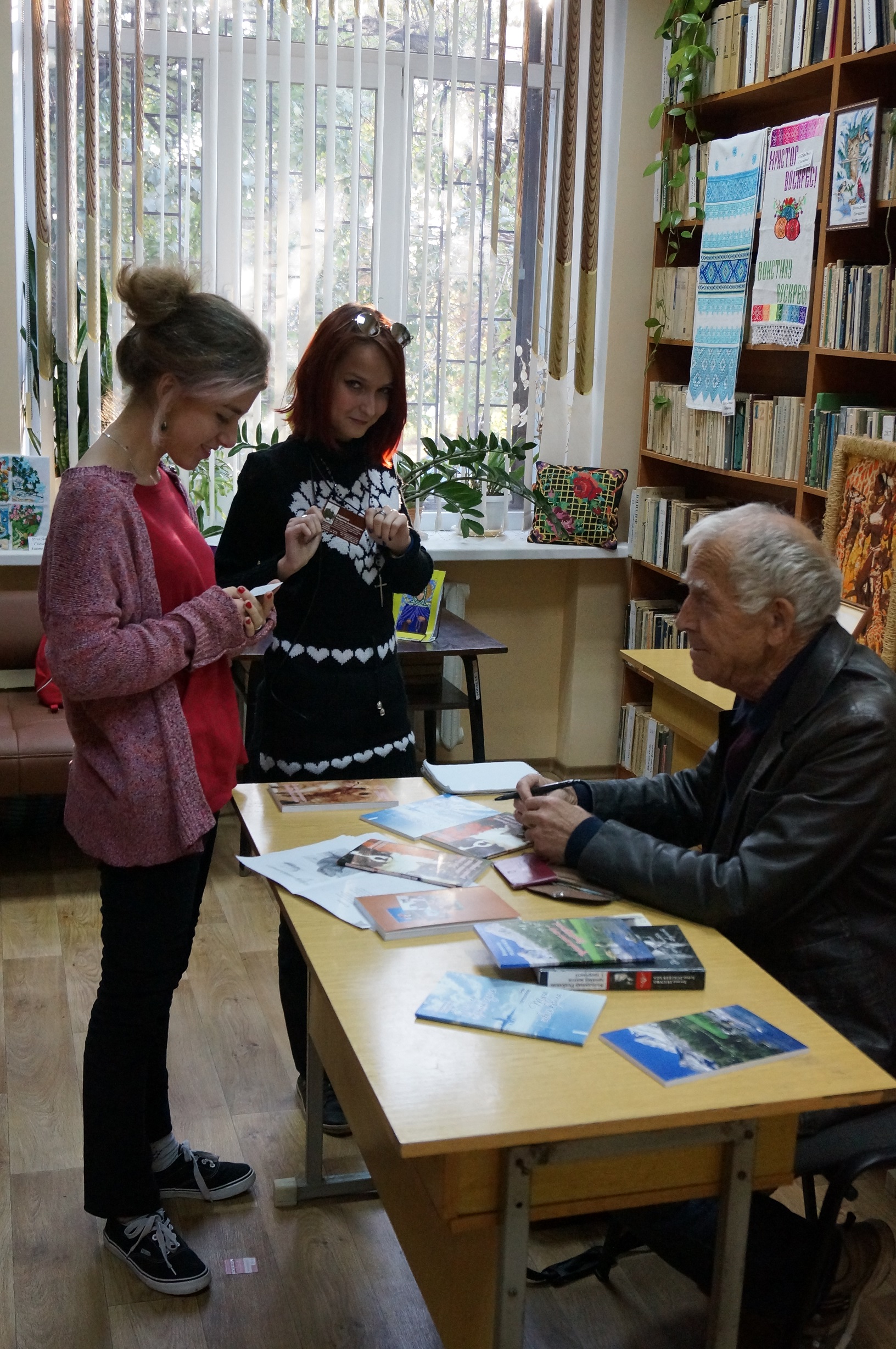 Відомий харківський поет В. А. Родіонов дає автограф молодим шанувальникам своєї творчості