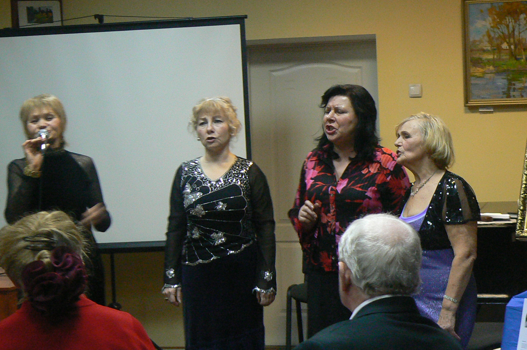 участники творческого объединения «Союз писателей «Сиверко» - литературная студия «Нива» исполняют песню «Команда молодости нашей».