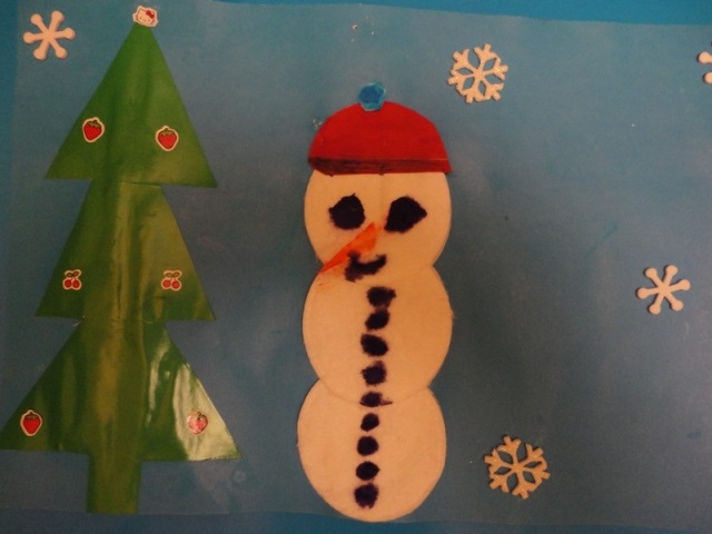 Дети с удовольствием учились делать новогодние игрушки: елочку, колокольчики, вырезали снежинки.