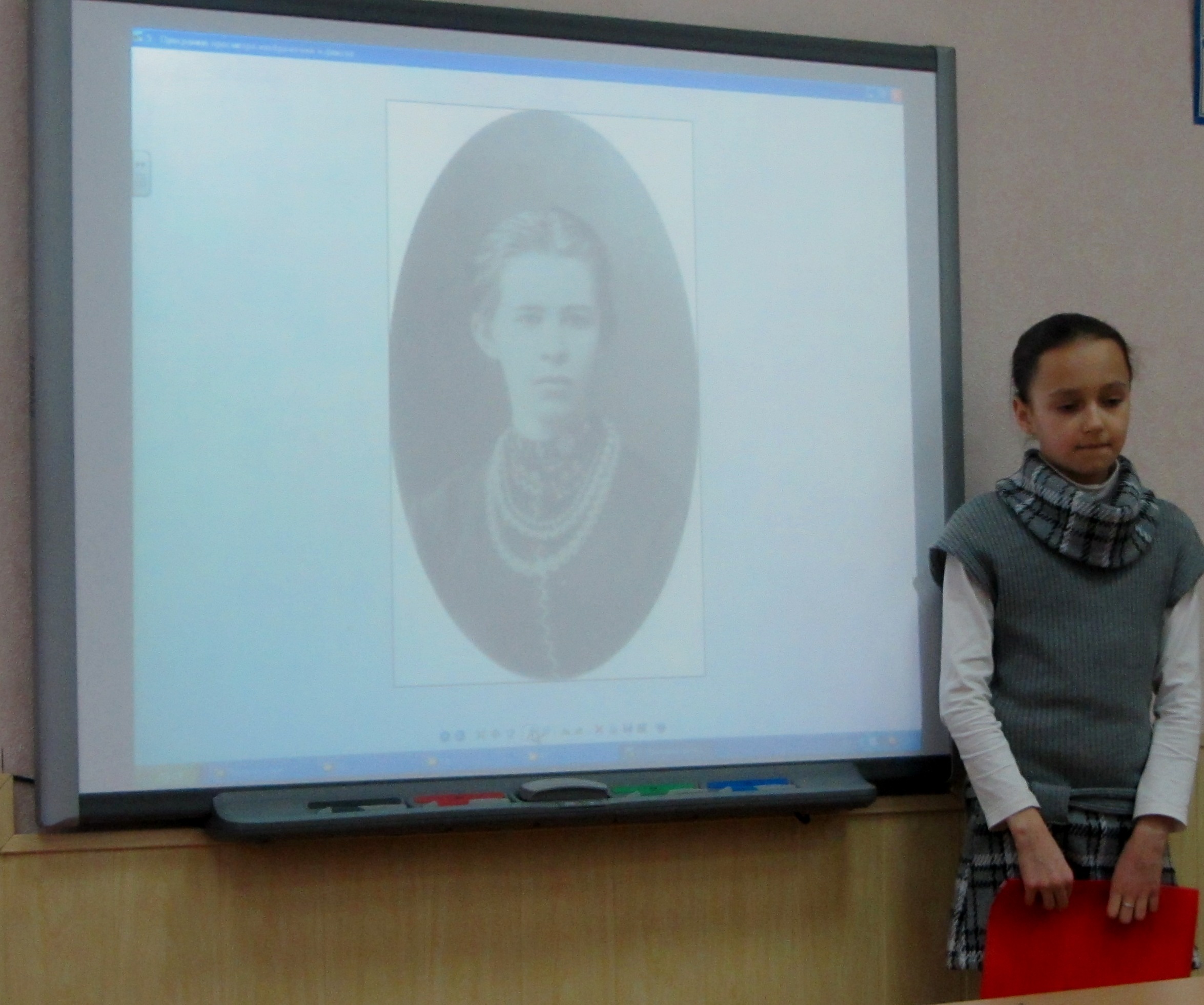 Волинська Аня, учениця 6 класу, читає вірші Лесі Українки