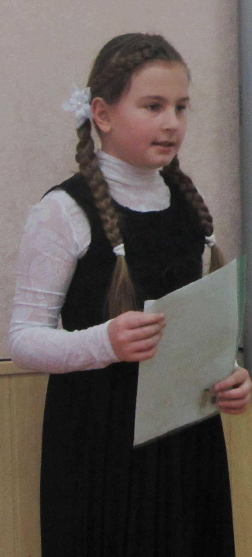 Драннікова Вікторія, учениця 7 класу, читає вірші Лесі Українки