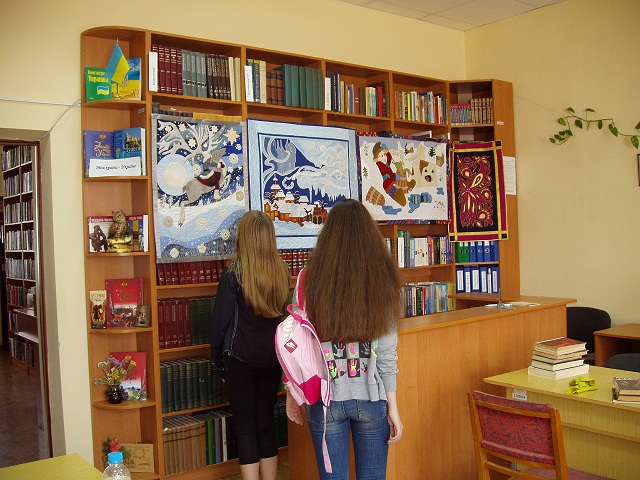 Відвідувачі виставки «« Чарівна скринька »в гостях у бібліотеки»