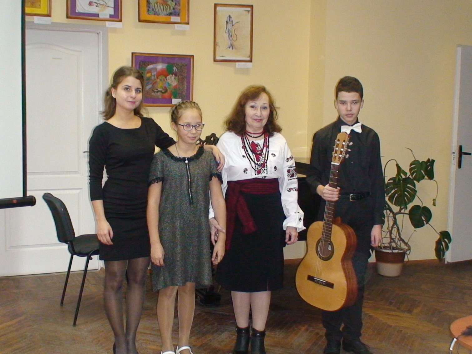 Маленьких художників прийшли привітати юні музиканти та викладачі з музичної школи № 13 ім. Коляди