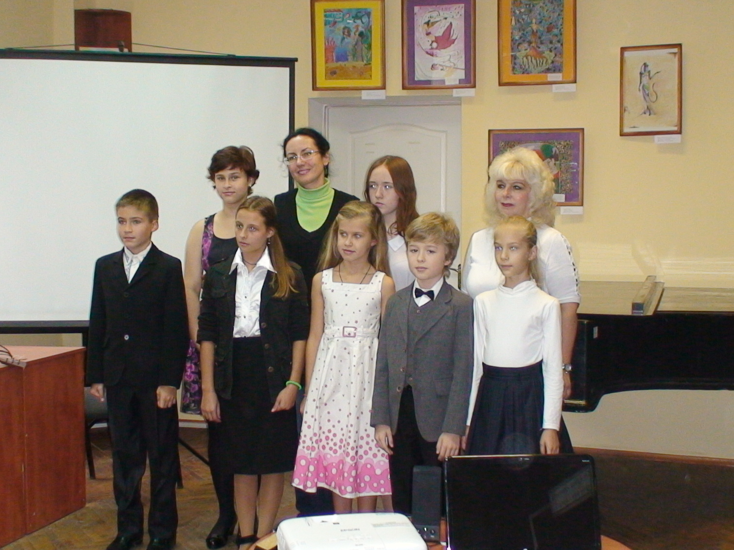 Маленьких художників прийшли привітати юні музиканти з Центру дитячої та юнацької творчості №1 Шевченківського району зі своїми викладачами