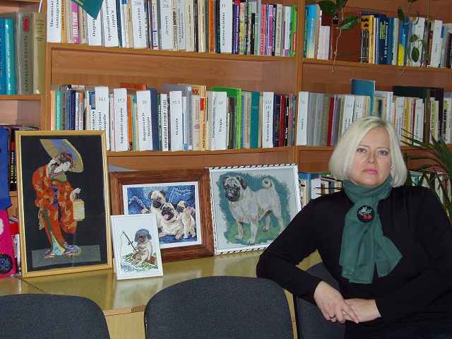 Мастер вышивки Ольга Сердюкова со своими работами в библиотеке-филиале № 22.