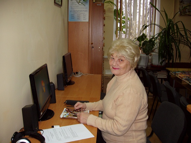 Гребеник Лілія Михайлівна здає іспит на курсах «Комп'ютерний лікнеп» в бібліотеці-філії № 22