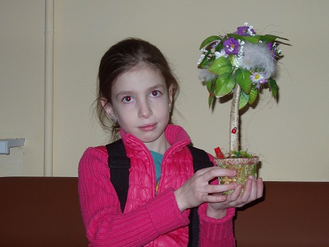 Переможниця конкурсу на кращий топіарій учениця 4 класу школи № 135 Забахідзе Катерина