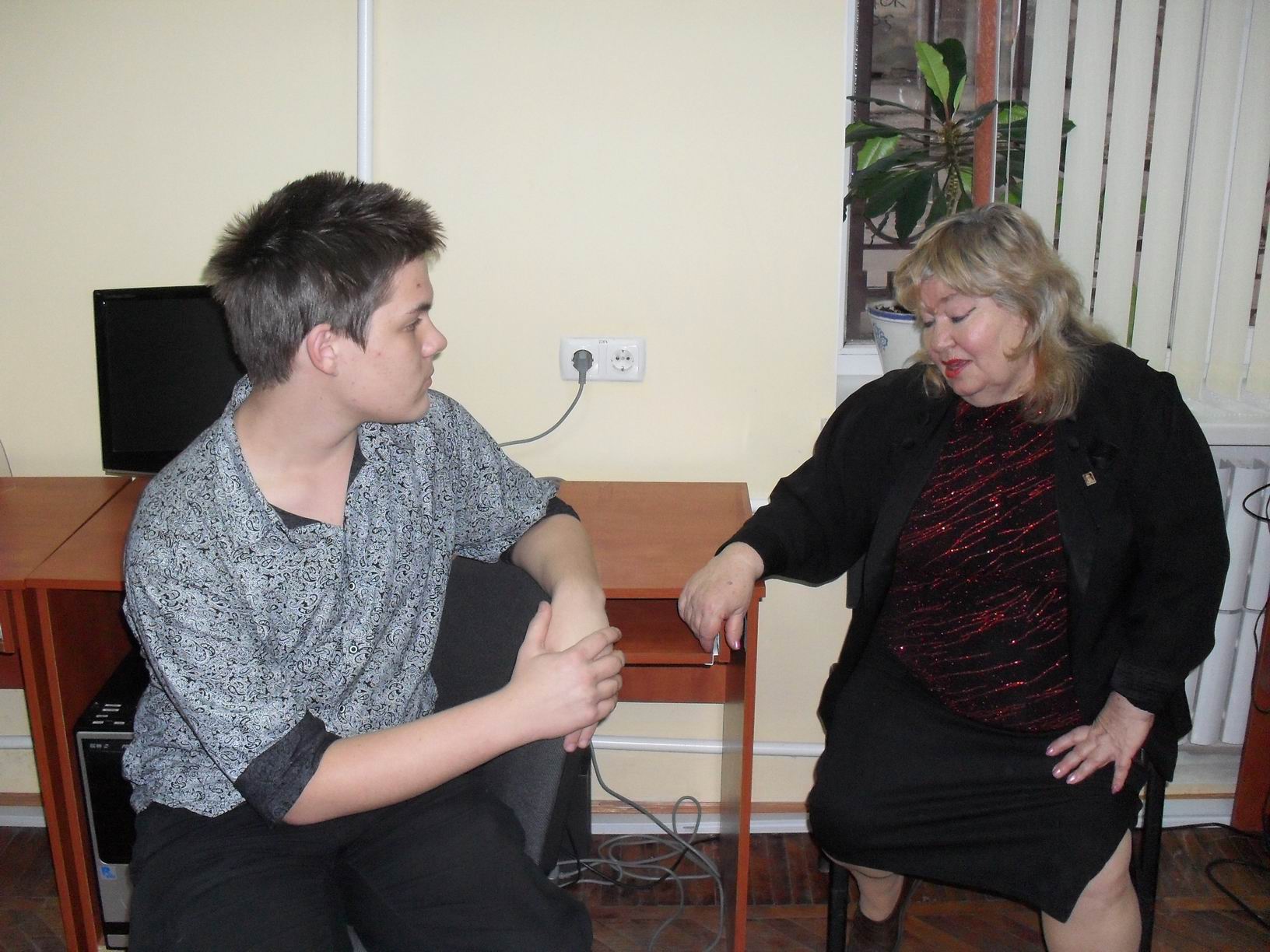 Лидия Прилуцкая беседует с молодыми посетителями лит.салона «Слово»