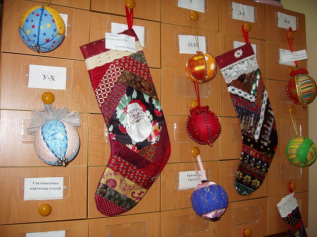 Ялинкові кульки, виконані в техніці «кімекомі» (Ганна Ніколаєва) і «Різдвяні чобітки» Нателли Мкртчян