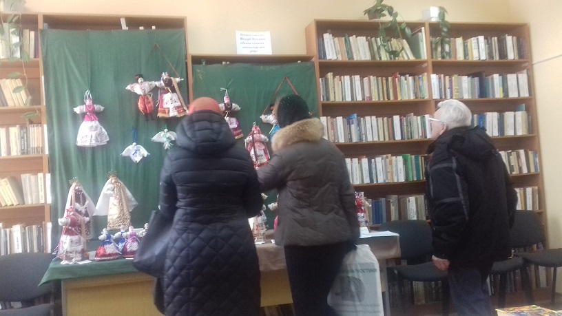 Відвідувачі персональної виставки Вікторії Мусатової в бібліотеці-філії №22