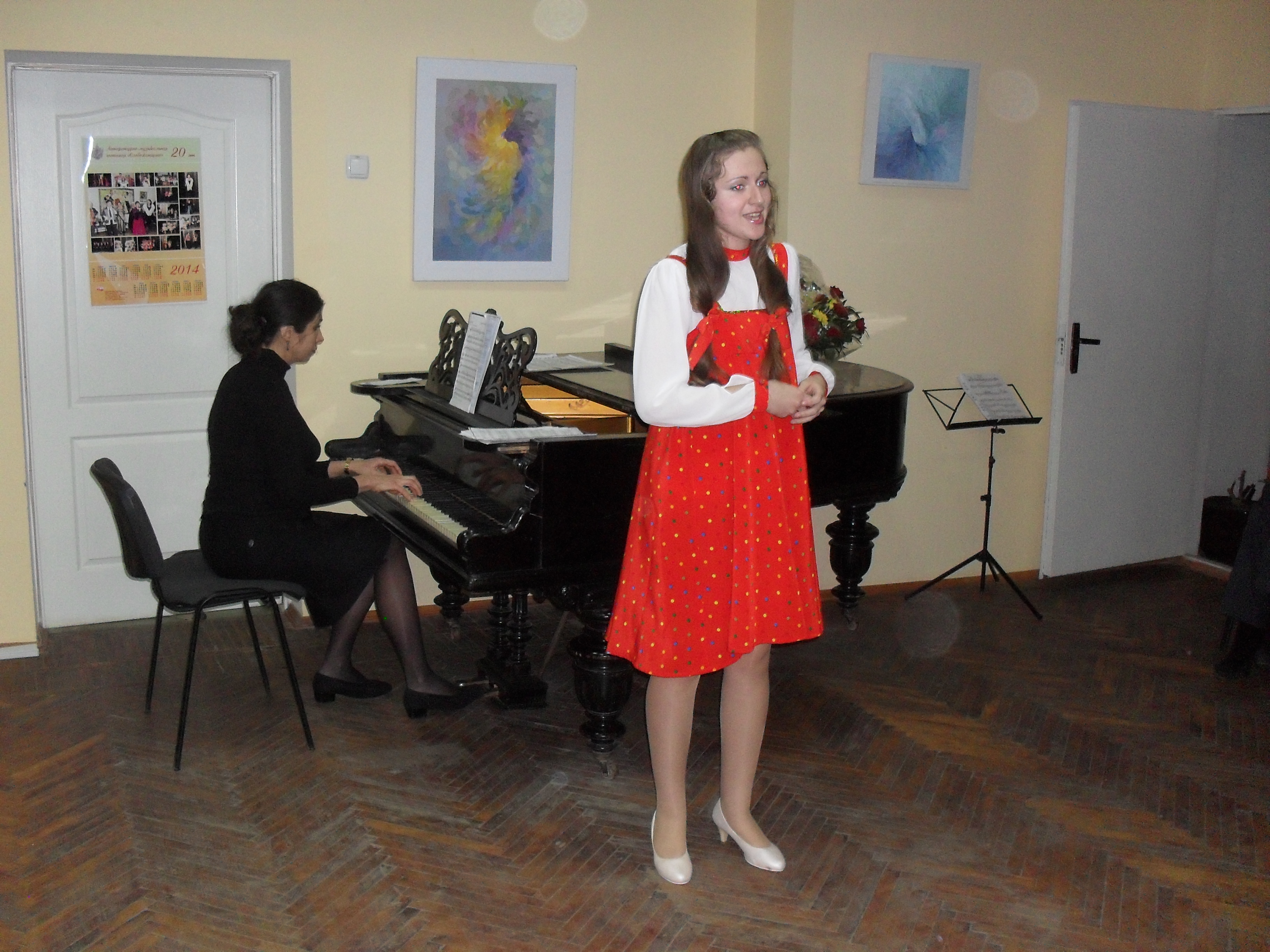 Співає Аліна Ткаченко член сектора & laquo; Ладушки & raquo;.