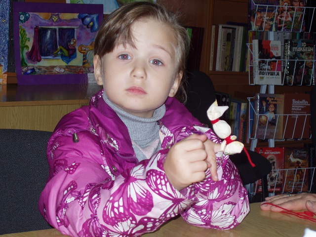 Майстер-клас Олени Дмитрівни Горбенко для дітей «Зайка-оберіг» в бібліотеці-філії №22