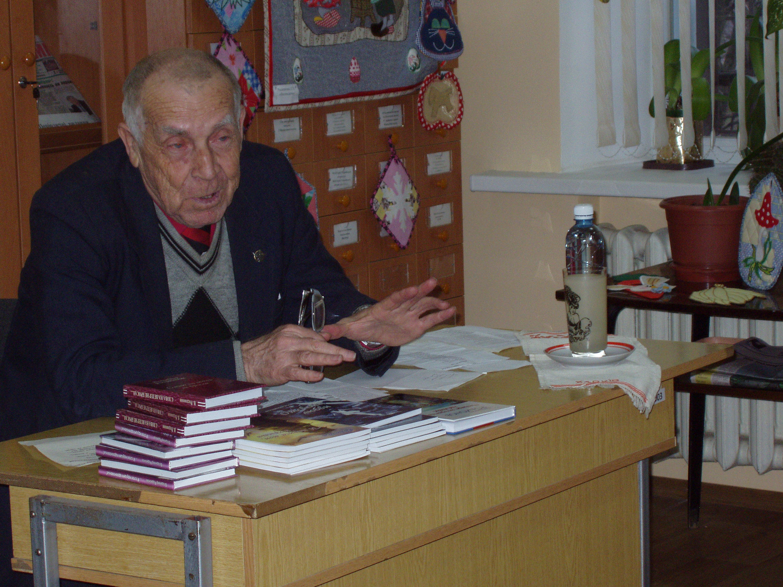 Выступление В. А. Родионова перед читателями библиотеки