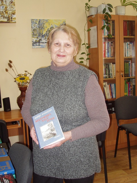 Поэт и переводчик Леонтина Красношапка подарила библиотеке-филиалу №22 свой новый сборник «Нестримна часу течія»