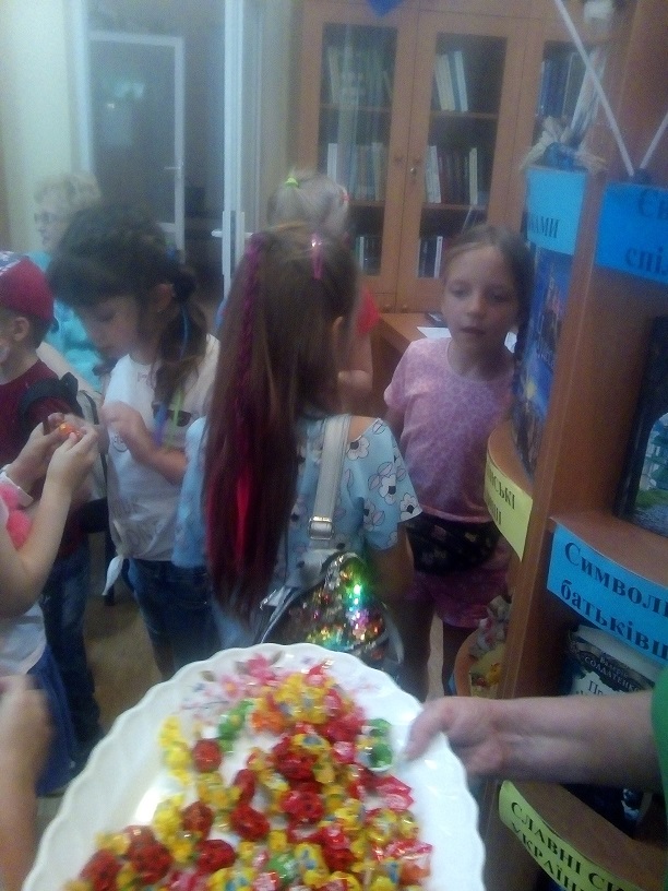 Діти з задоволенням приймали участь у квесті та пригощались цукерками