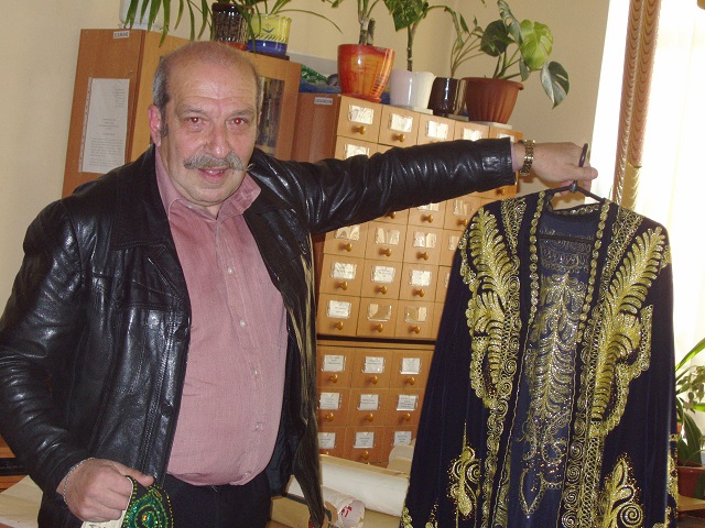 Шпрехшталмейстер Старого цирку Юрій Соболєв демонструє раритетні експонати зі своєї приватної колекції