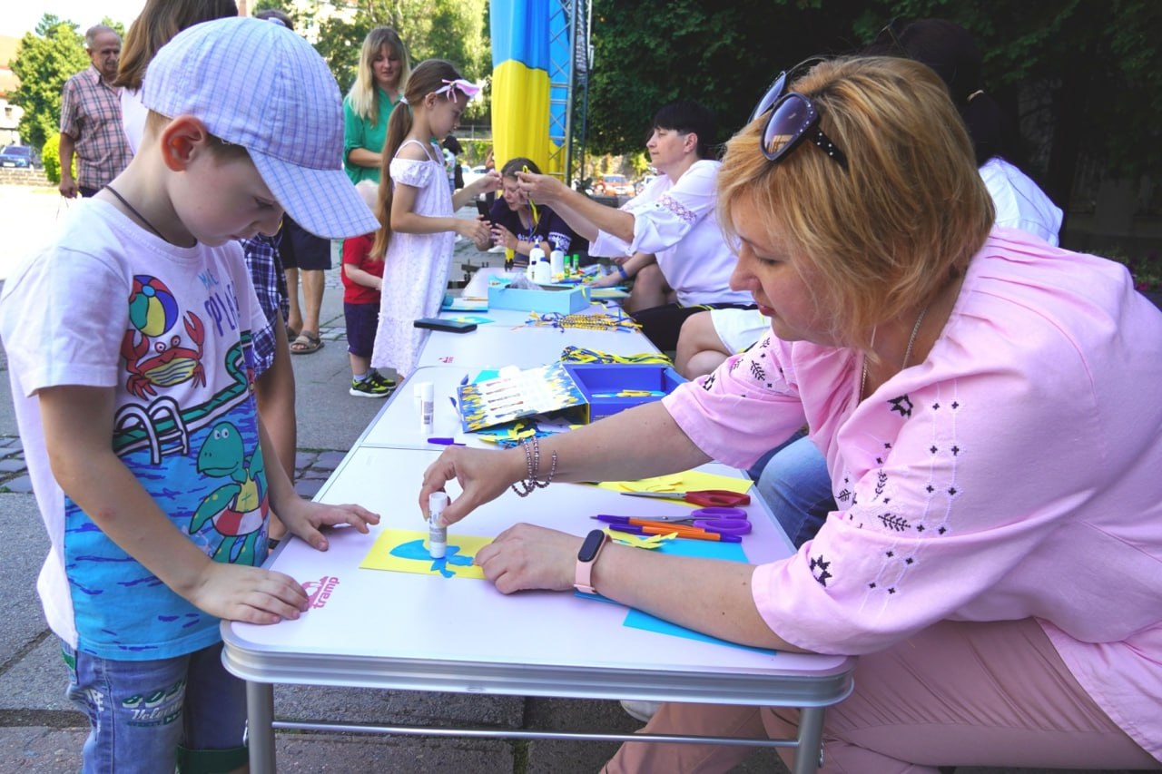 Директорка Ужгородської публічної бібліотеки Людмила Ленарт разом з дітьми створює патріотичні прикраси