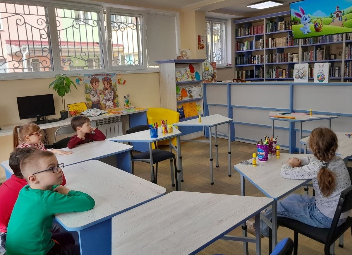 «Веселий великодній кролик»