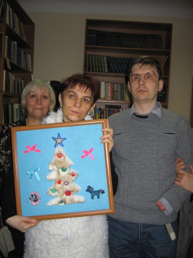Эвелина Ахматова дарит библиотеке свою работу -  рождественскую  тактильную картину для детей