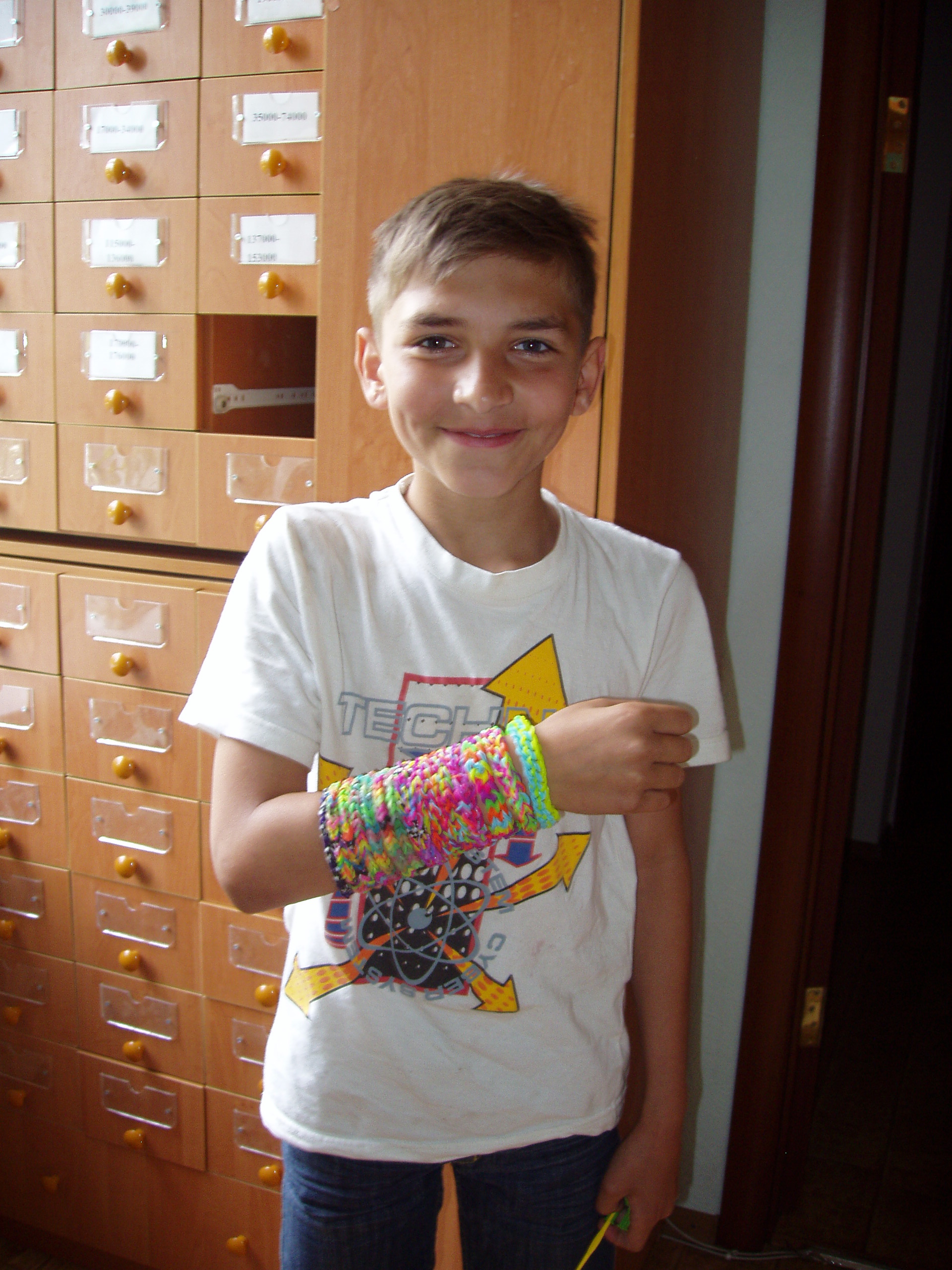 Богдан Водка демонструє свої вироби - браслети з резинок