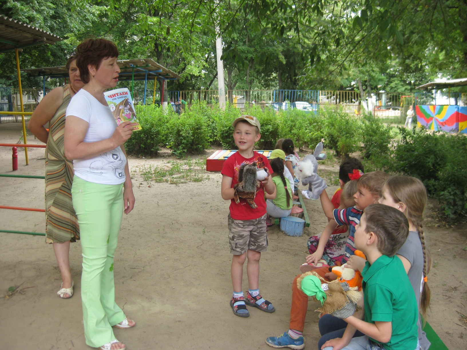 Тетяна Павлавна читає казку «Заюшкіна хатинка»