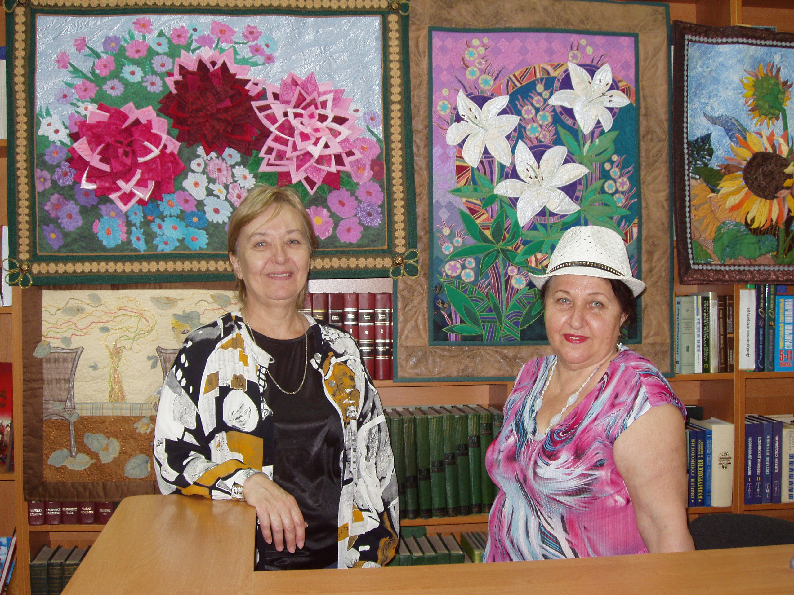 Члени харківського клубу клаптикового живопису «Чарівна скринька» Кафтанова Ольга та Ніколаєва Ганна представляють свої роботи