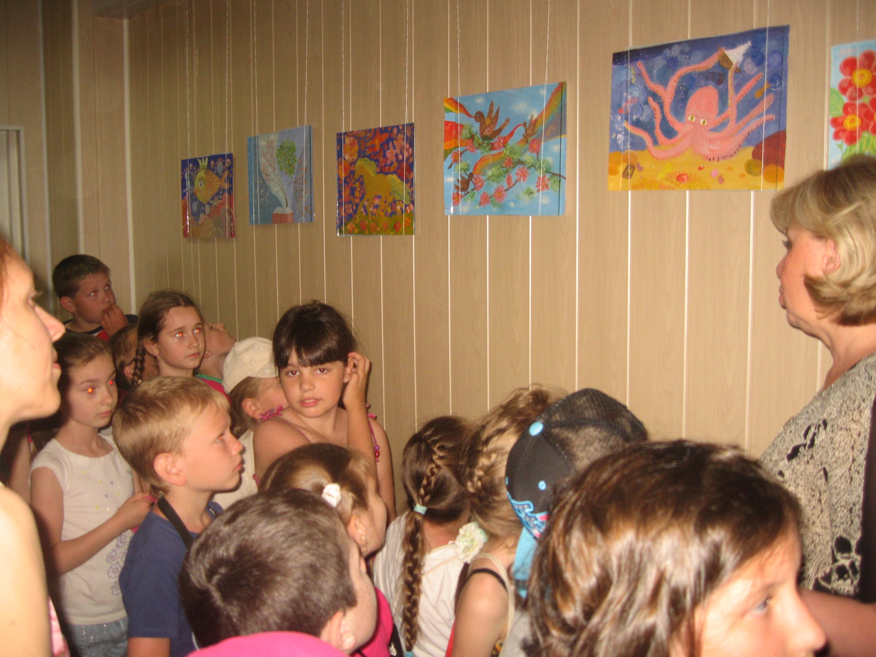 Учні школи № 150 знайомляться з виставкою юних художників